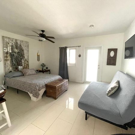 Private Studio Blocks From Coconut Grove ไมอามี ภายนอก รูปภาพ