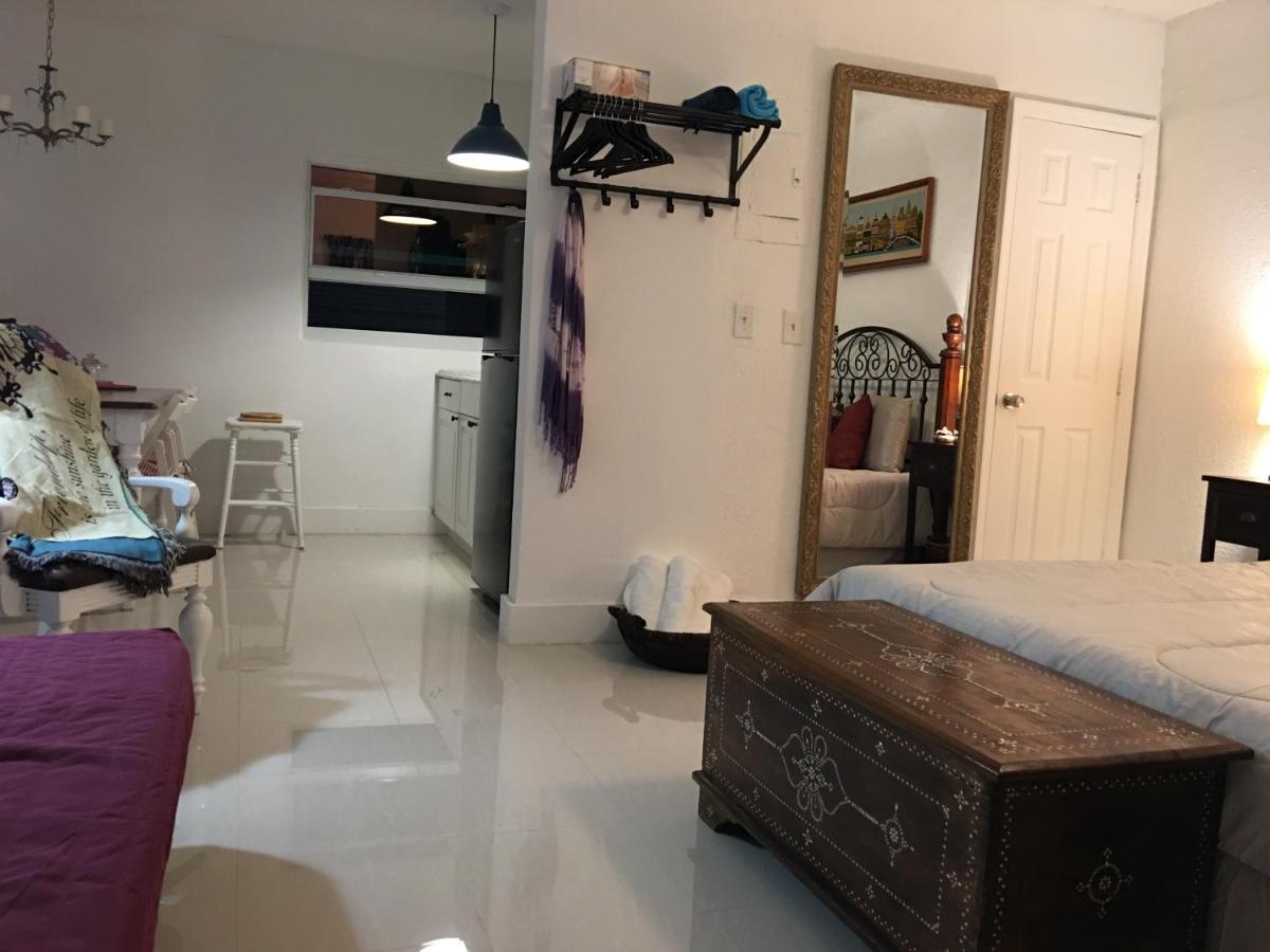 Private Studio Blocks From Coconut Grove ไมอามี ภายนอก รูปภาพ