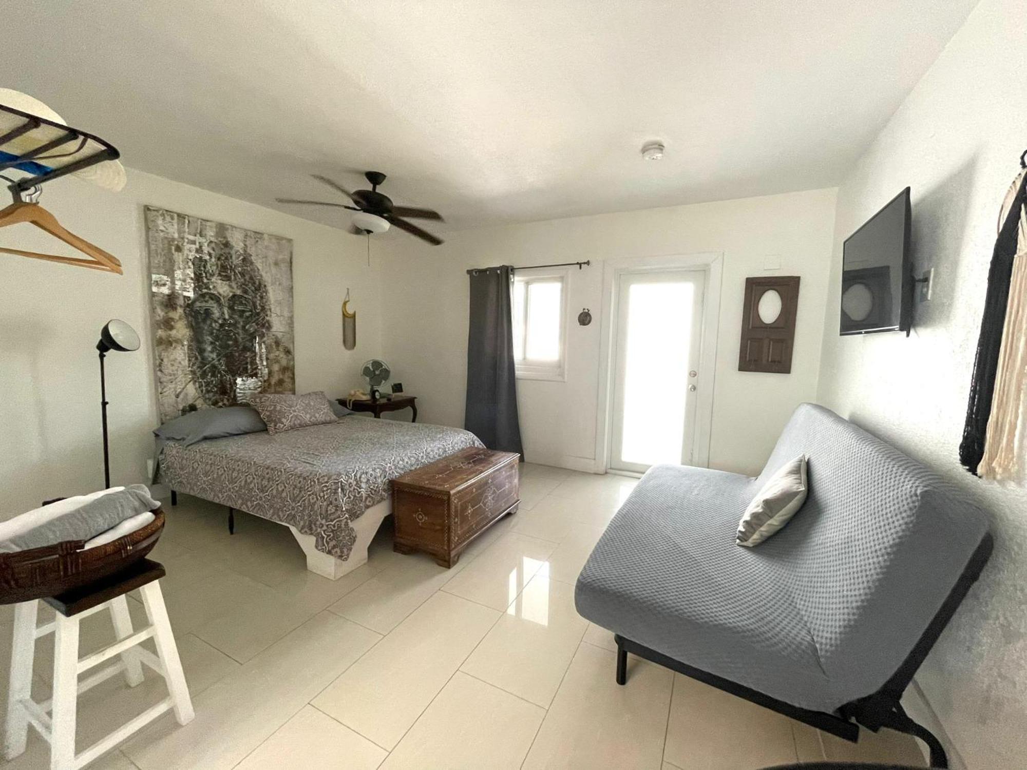 Private Studio Blocks From Coconut Grove ไมอามี ภายนอก รูปภาพ