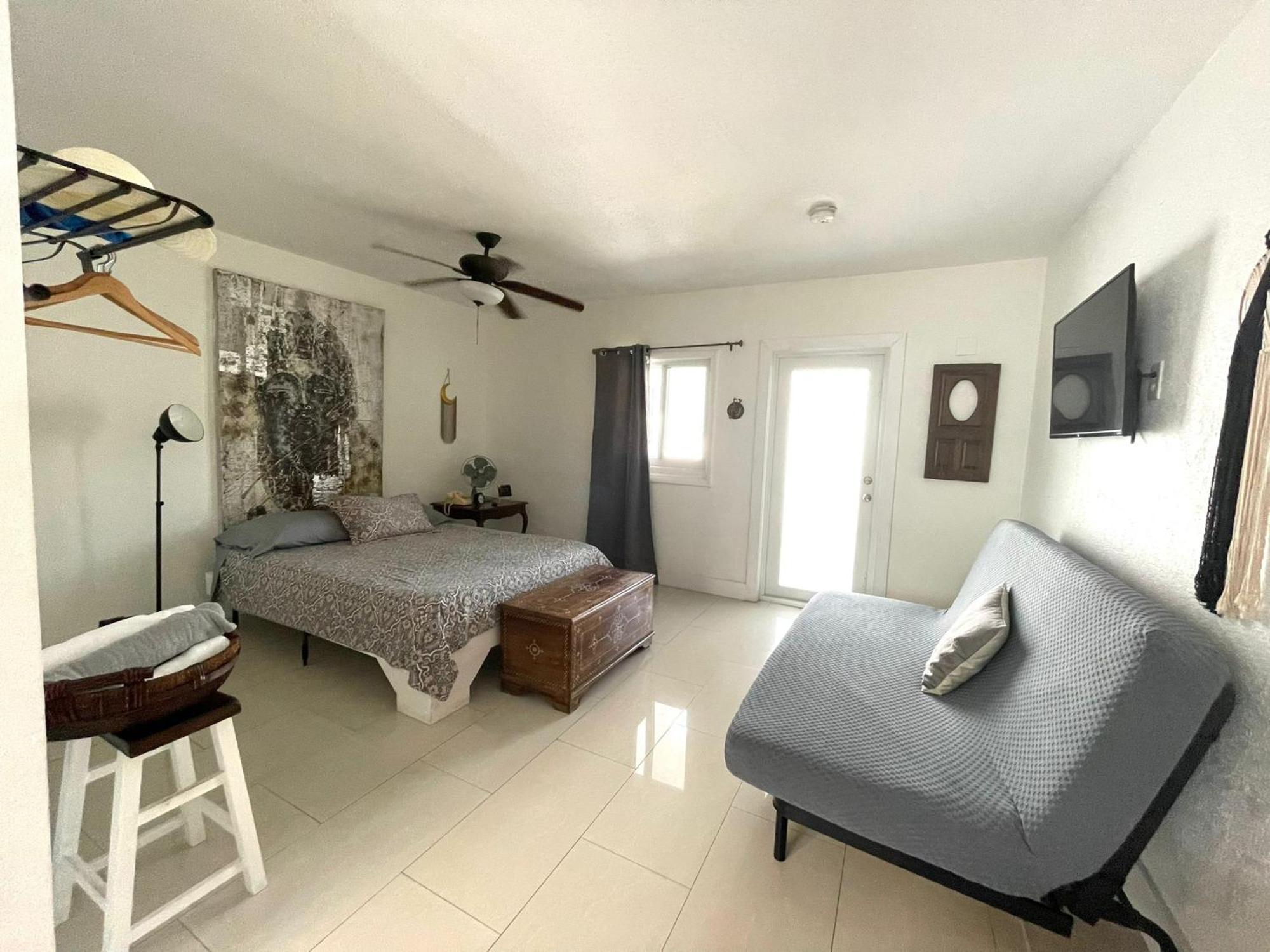 Private Studio Blocks From Coconut Grove ไมอามี ภายนอก รูปภาพ