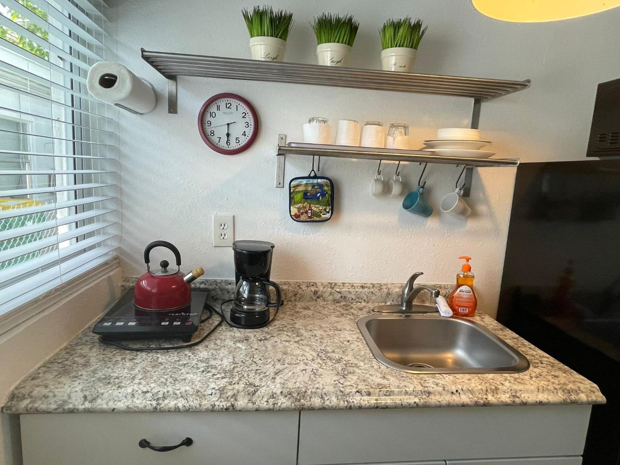Private Studio Blocks From Coconut Grove ไมอามี ภายนอก รูปภาพ