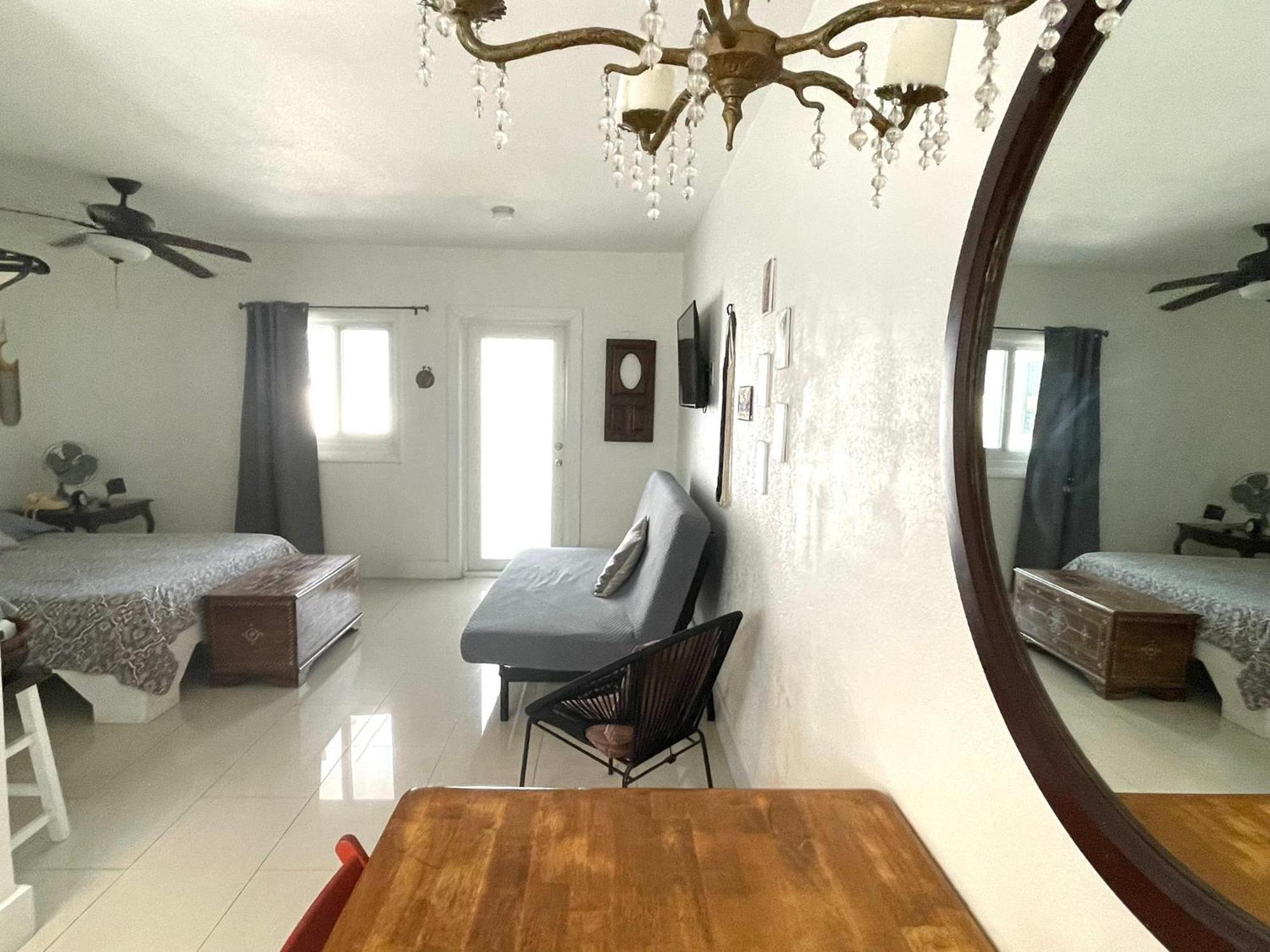 Private Studio Blocks From Coconut Grove ไมอามี ภายนอก รูปภาพ